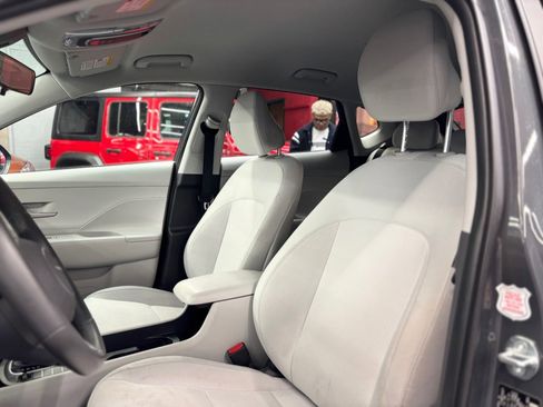 Used 2025 Hyundai Kona SEL FWD image 9
