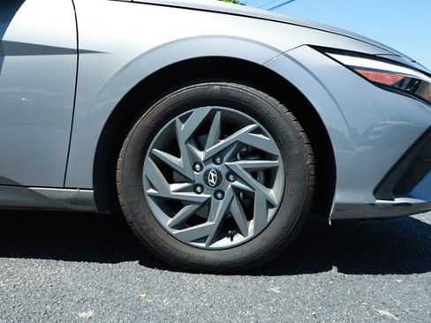 Used 2024 Hyundai Elantra SEL FWD image 5