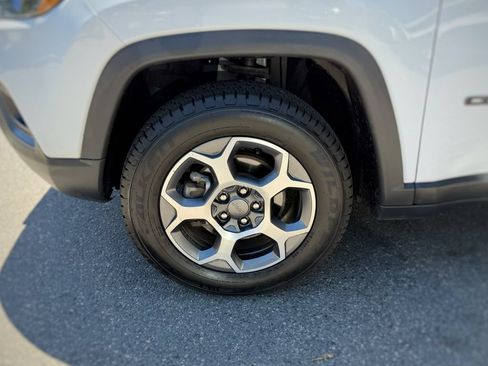 Used 2022 Jeep Compass Trailhawk w/ Trailhawk Convenience Group AWD/4WD image 18