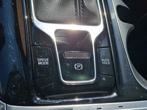 Used 2024 Kia Carnival FWD image 25