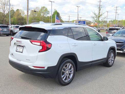 Used 2024 GMC Terrain SLT image 3