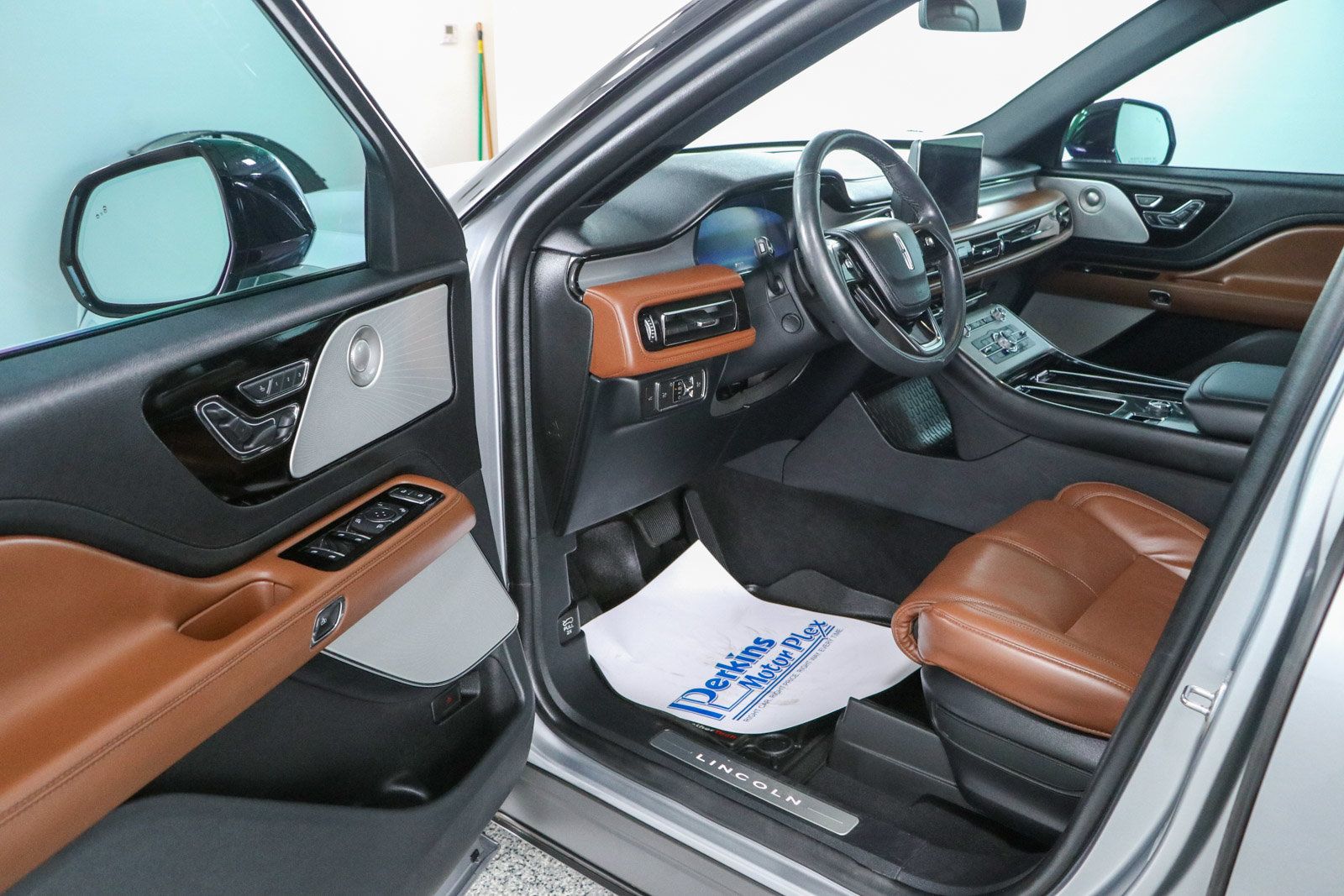 Used 2022 Lincoln Aviator Reserve w/ Equipment Group 201A AWD/4WD image 3