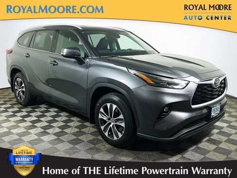 Used 2022 Toyota Highlander XLE AWD/4WD image 1