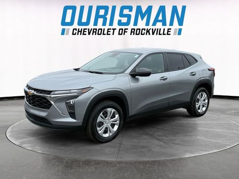 Used 2024 Chevrolet Trax LS w/ Driver Confidence Package image 2