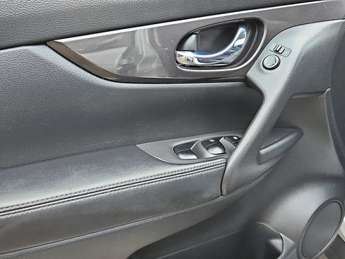 Certified 2018 Nissan Rogue SV image 9