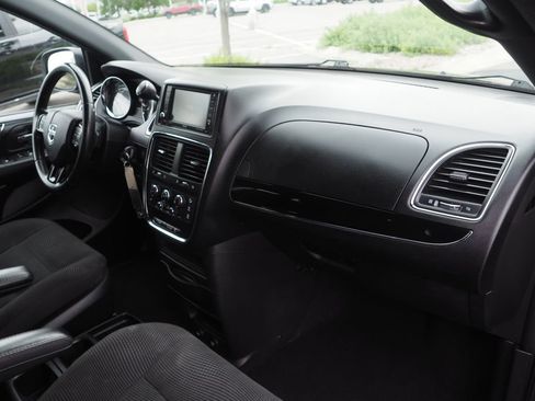 Used 2020 Dodge Grand Caravan SE FWD image 21