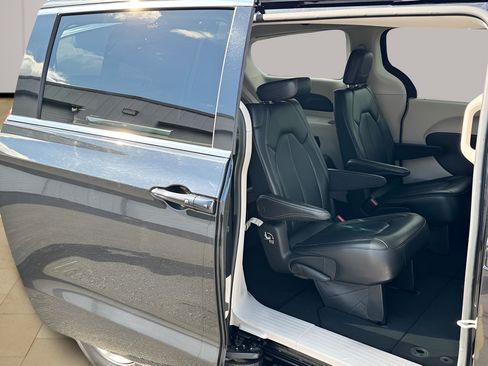 Used 2023 Chrysler Pacifica Touring-L FWD image 29