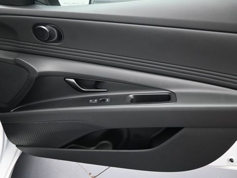 Used 2025 Hyundai Elantra Sport image 28