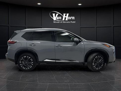 Used 2025 Nissan Rogue Platinum w/ Tech Package image 2