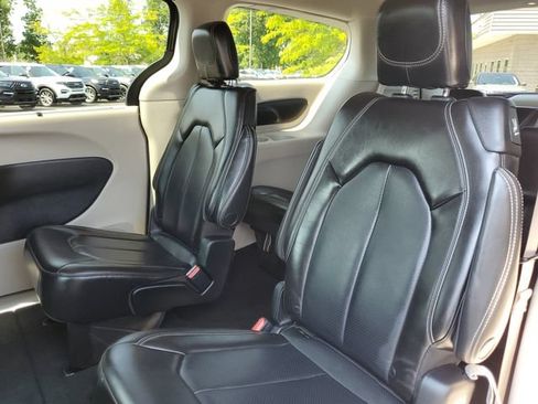 Used 2023 Chrysler Pacifica Touring-L FWD image 31