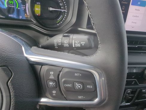 Used 2025 Jeep Wrangler Unlimited Sahara AWD/4WD image 31