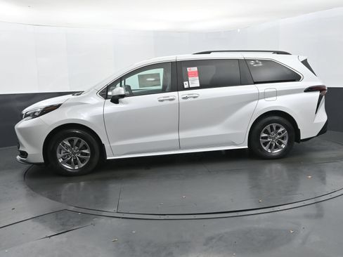 Used 2026 Toyota Sienna XLE FWD image 2