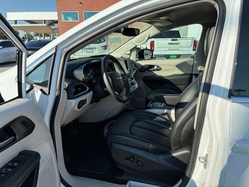 Used 2024 Chrysler Pacifica Touring-L FWD image 2