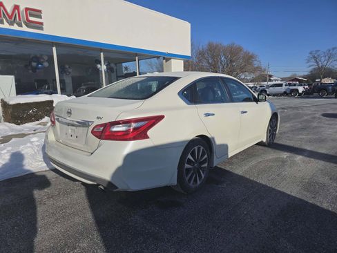 Used 2017 Nissan Altima 2.5 SV w/ Convenience Package image 3