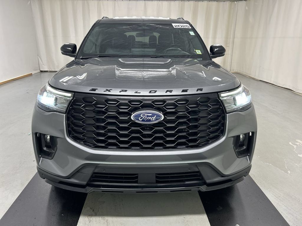 Used 2025 Ford Explorer ST-Line AWD/4WD image 3