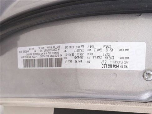 Used 2017 Chrysler Pacifica Touring-L image 14