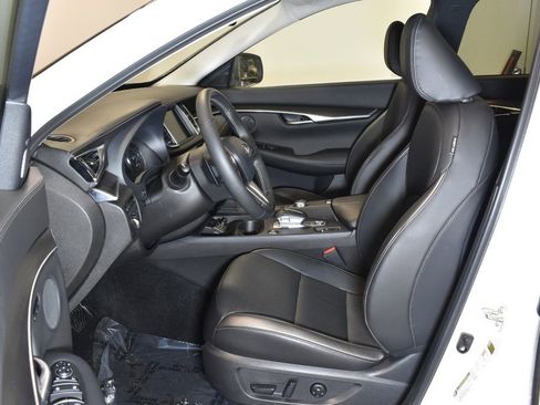 Certified 2025 INFINITI QX50 Luxe image 10