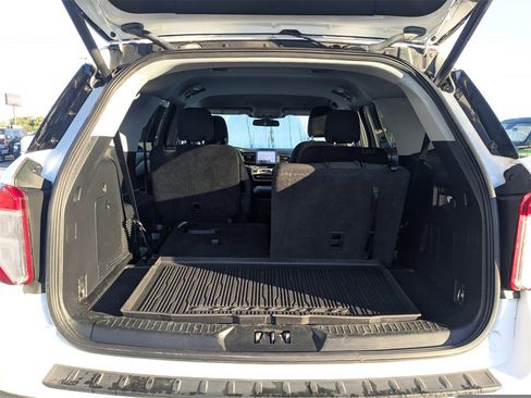 Used 2022 Ford Explorer XLT image 11