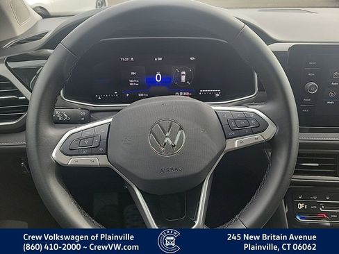 Certified 2025 Volkswagen Taos SE image 5