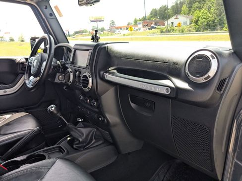 Used 2017 Jeep Wrangler Unlimited Rubicon w/ Max Tow Package AWD/4WD image 25