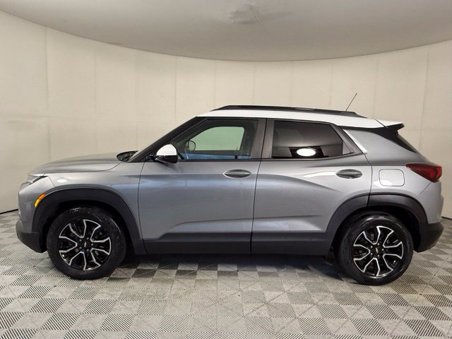 Used 2023 Chevrolet TrailBlazer ACTIV w/ Sun and Liftgate Package FWD image 3