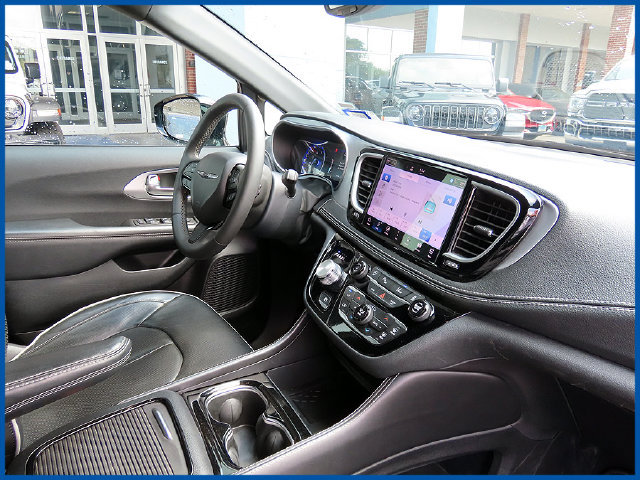 Used 2025 Chrysler Pacifica Limited FWD image 8