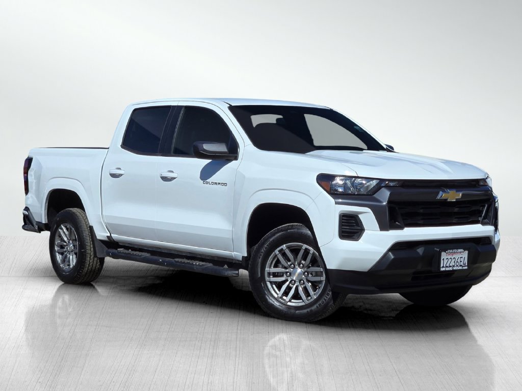 Used 2024 Chevrolet Colorado LT RWD image 2