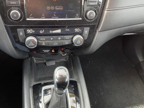 Used 2016 Nissan Rogue SV image 9