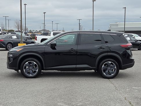 Used 2024 Nissan Rogue SV image 3