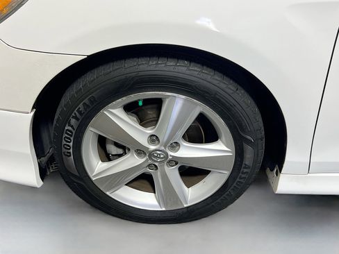 Used 2010 Toyota Camry SE FWD image 13