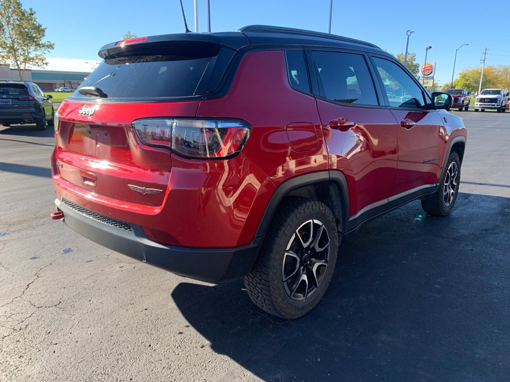 Used 2025 Jeep Compass Trailhawk AWD/4WD image 3