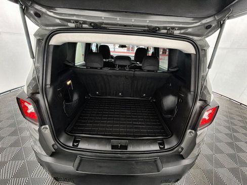 Used 2019 Jeep Renegade Latitude image 24