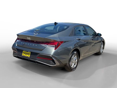 Certified 2026 Hyundai Elantra SE FWD image 5