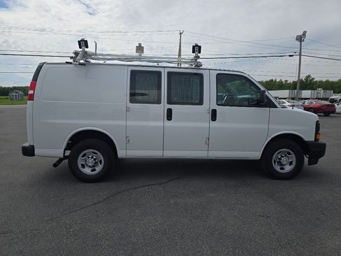 Used 2017 Chevrolet Express 2500 RWD image 5