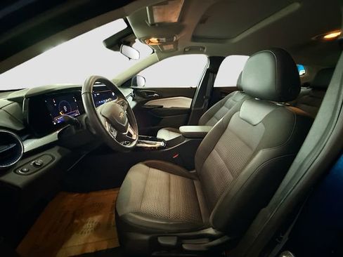 Used 2024 Chevrolet Trax LT w/ Sunroof Package image 21