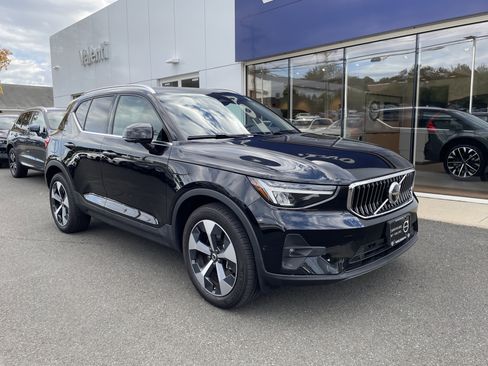 Certified 2025 Volvo XC40 B5 Plus image 1