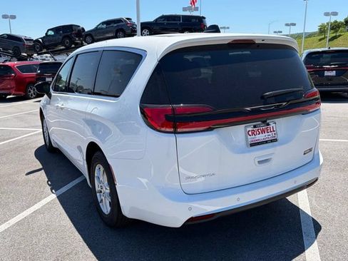 New 2027 Chrysler Pacifica Select FWD image 3