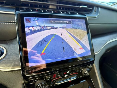 Used 2022 Jeep Grand Cherokee Limited image 22