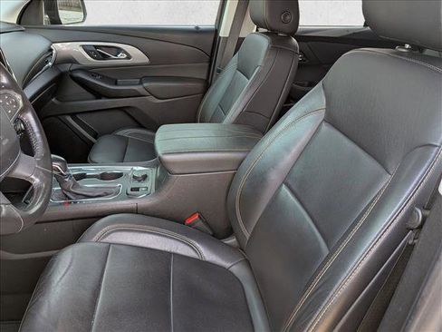 Used 2021 Chevrolet Traverse LT image 13