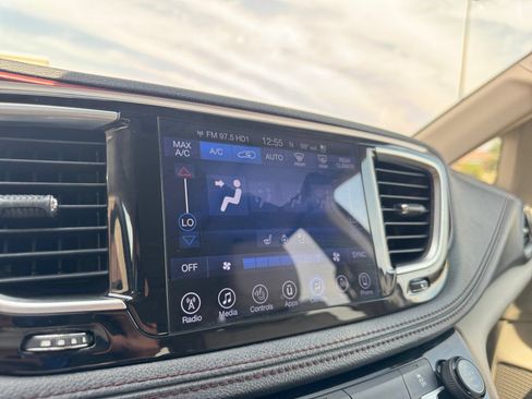 Used 2017 Chrysler Pacifica Limited w/ UConnect Theater Package FWD image 30