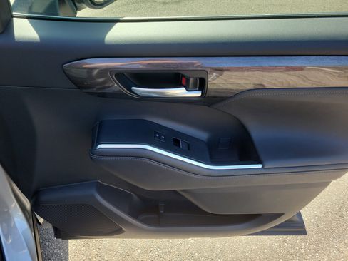 Used 2024 Toyota Highlander Limited image 10