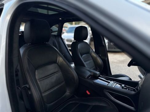 Used 2019 Jaguar F-PACE Prestige image 32