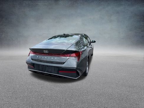 Certified 2025 Hyundai Elantra SE FWD image 22