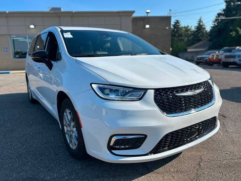 Used 2026 Chrysler Pacifica Select FWD image 3