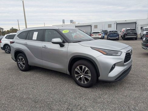Used 2024 Toyota Highlander XLE image 2
