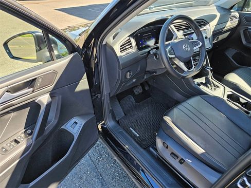 Used 2024 Volkswagen Tiguan SE w/ Panoramic Sunroof Package image 15