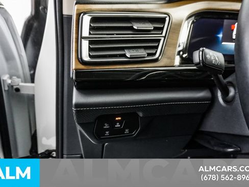 Used 2025 Volkswagen Atlas SE FWD image 34
