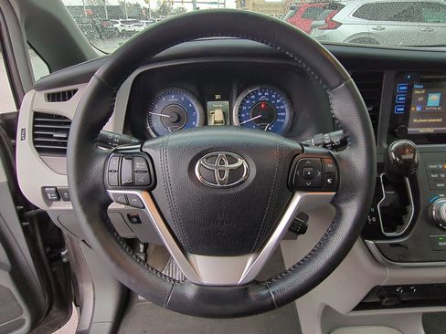 Used 2015 Toyota Sienna Limited image 17