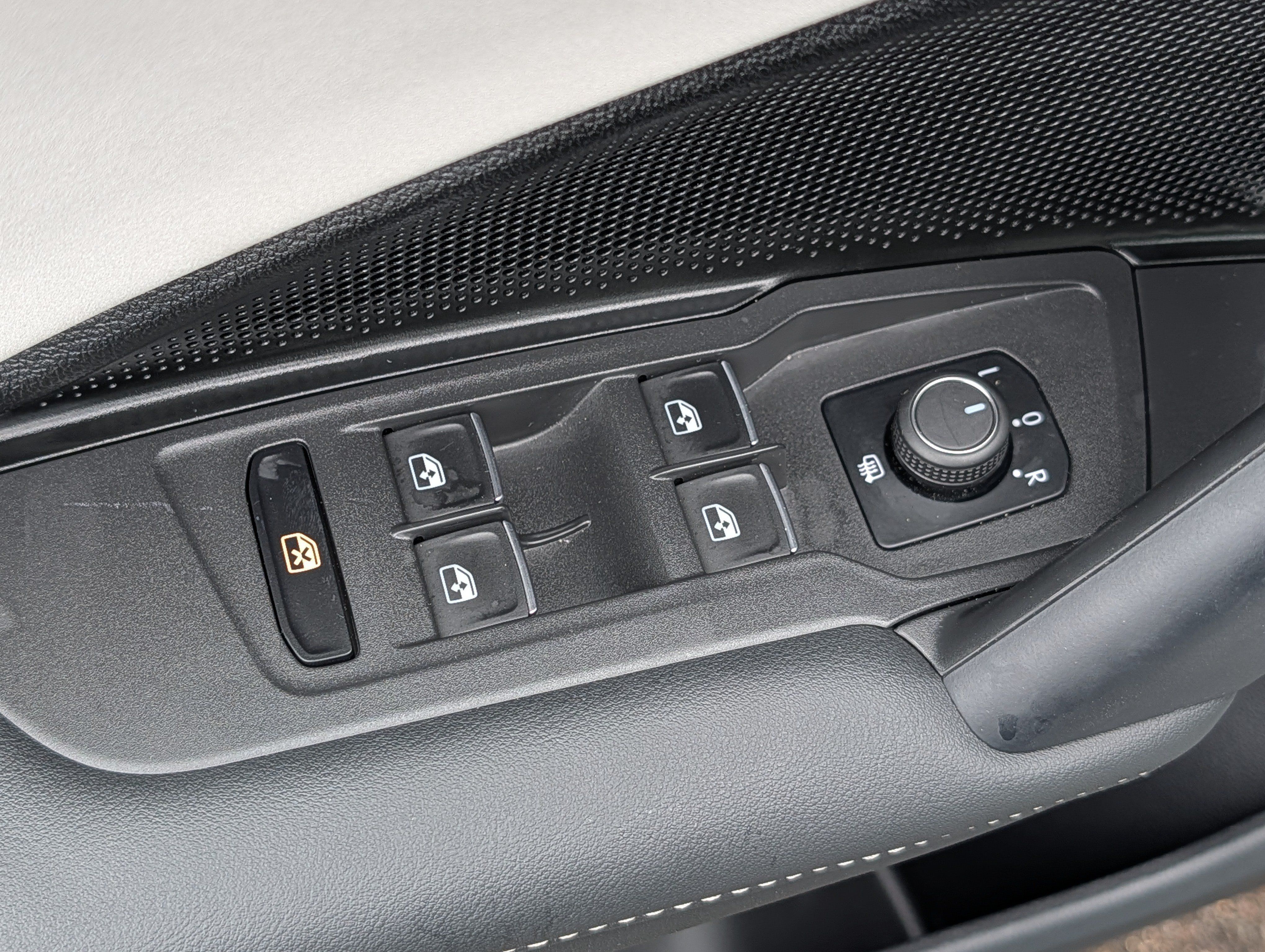 Certified 2025 Volkswagen Tiguan SE AWD/4WD image 19
