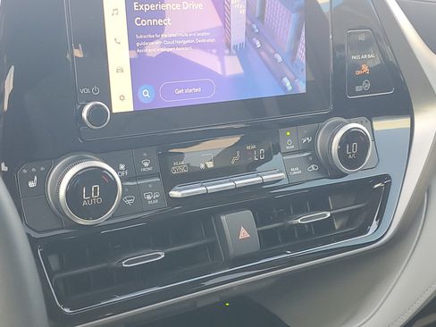 Used 2024 Toyota Highlander XLE FWD image 28